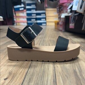 Women's Black Sandals Detects- S